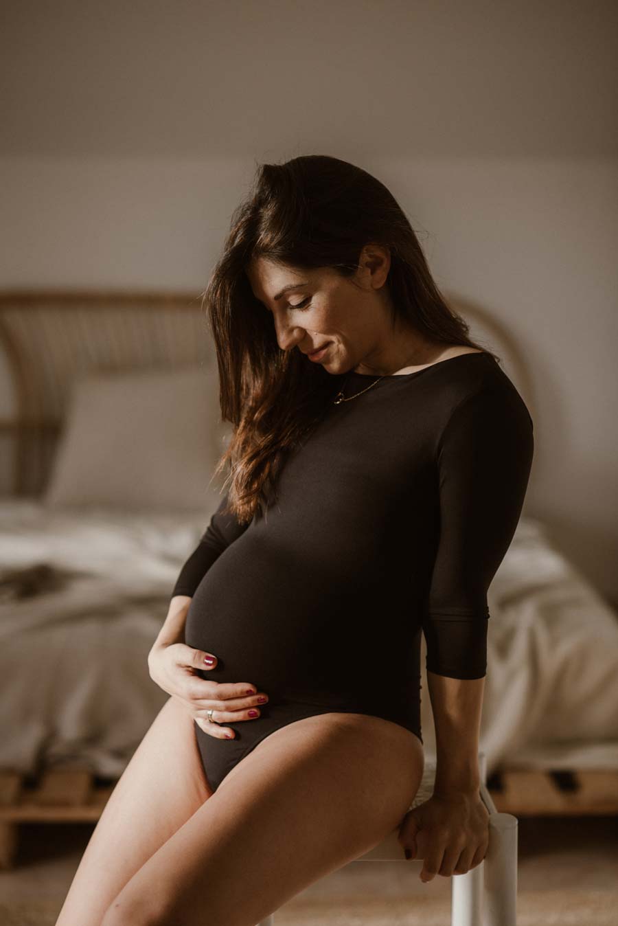 saskia fotografía, fotografo en salamanca, fotografía de familia, sesion de fotos de embarazo en body negro