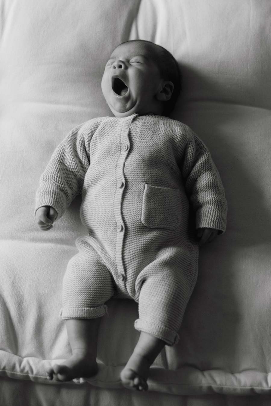 saskia fotografía, fotografo en salamanca, sesion de fotos de recien nacido, bebe bostezando