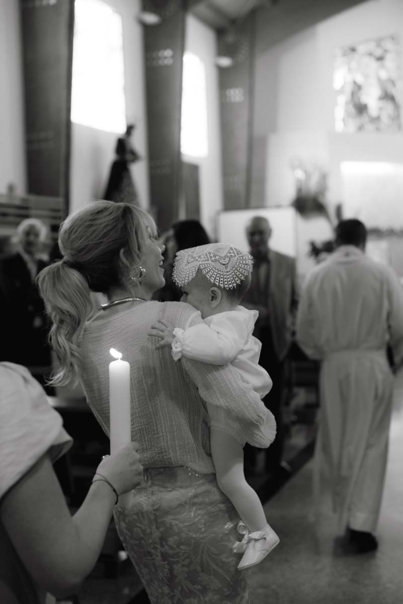 saskia fotografía, fotografo en salamanca, fotografia de familia, sesion de fotos de bautizo en salamanca, con la niña en la iglesia