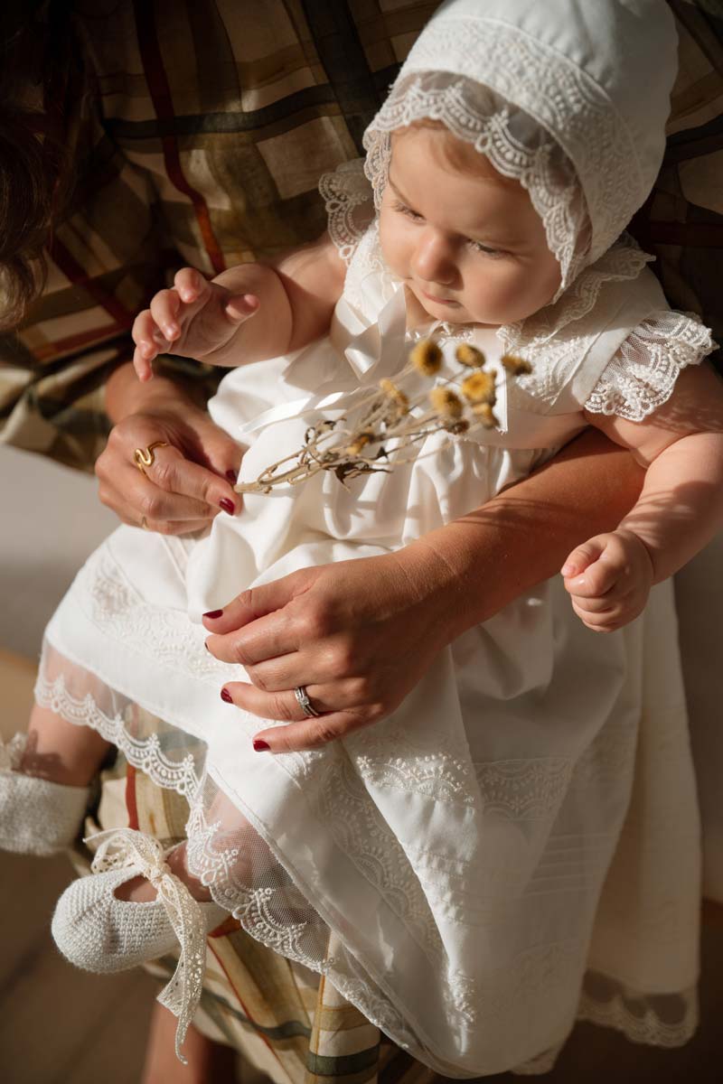 saskia fotografía, fotografo en salamanca, fotografia de familia, sesion de fotos de bautizo en salamanca, foto con la niña y flores