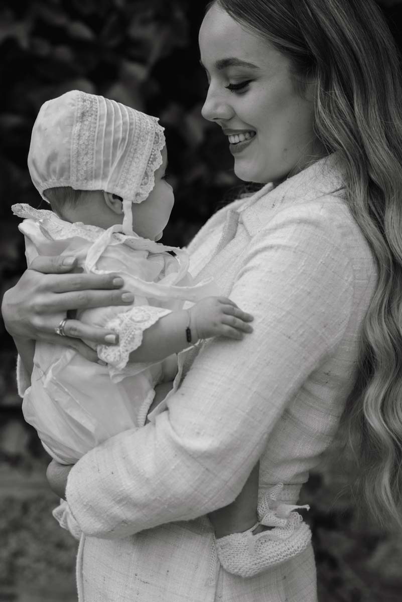 saskia fotografía, fotografo en salamanca, fotografia de familia, sesion de fotos de bautizo en salamanca, foto con la niña