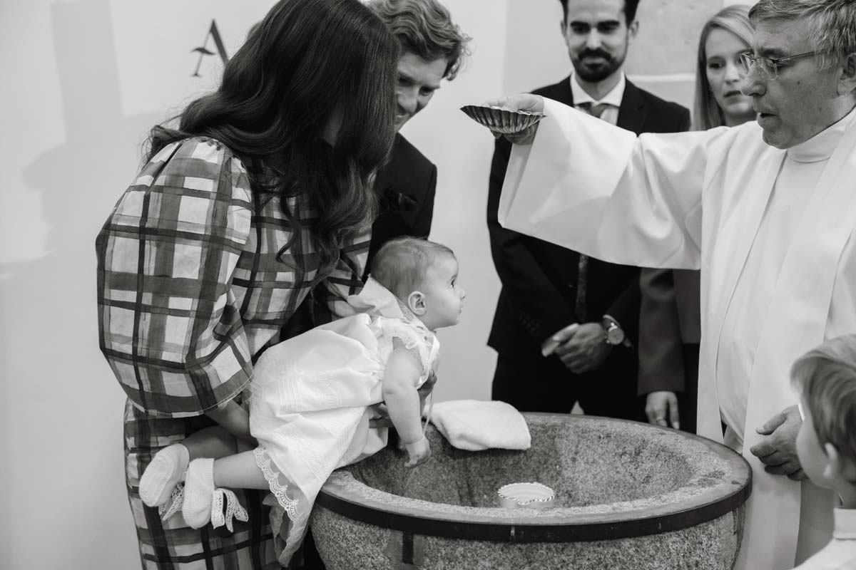 saskia fotografía, fotografo en salamanca, fotografia de familia, sesion de fotos de bautizo en salamanca, niño en la iglesia en blanco y negro