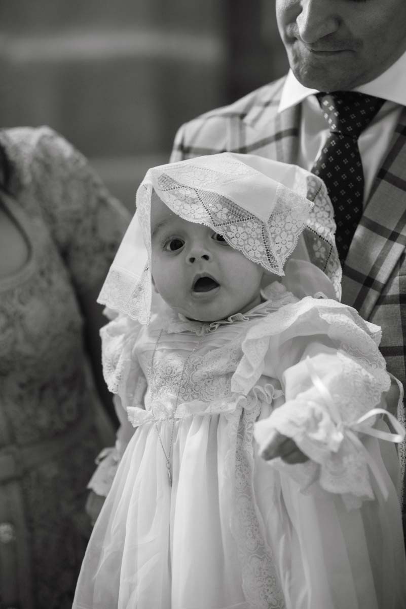 saskia fotografía, fotografo en salamanca, fotografia de familia, sesion de fotos de bautizo en salamanca, niño en la iglesia