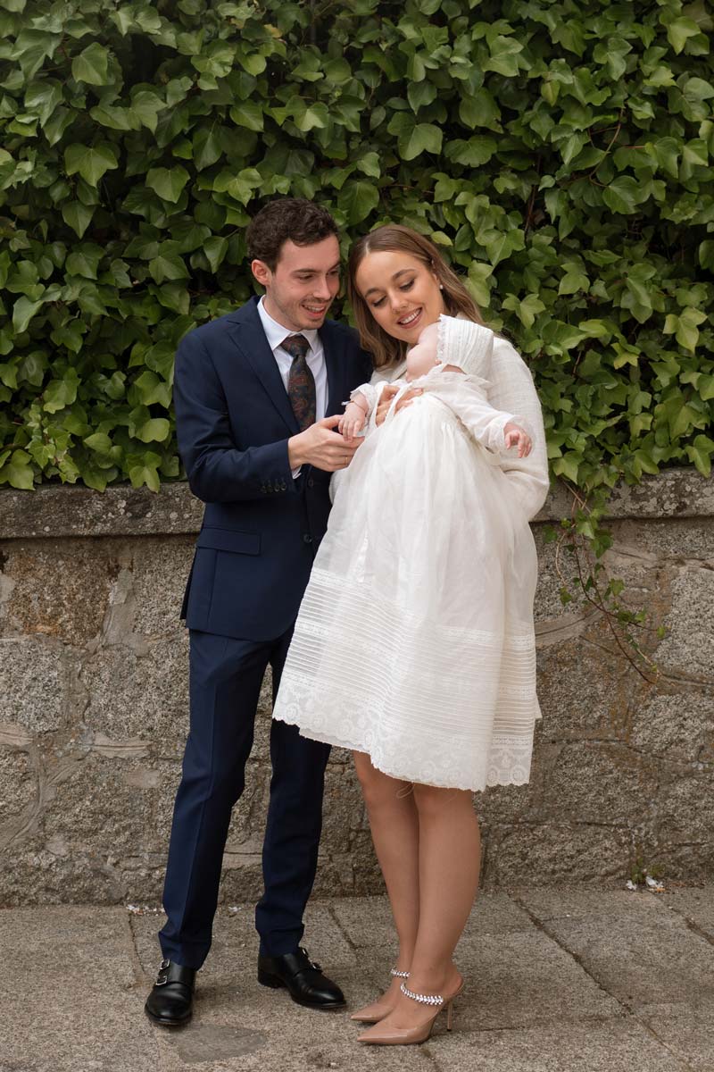 saskia fotografía, fotografo en salamanca, fotografia de familia, sesion de fotos de bautizo en salamanca, familia antes de entrar a la iglesia