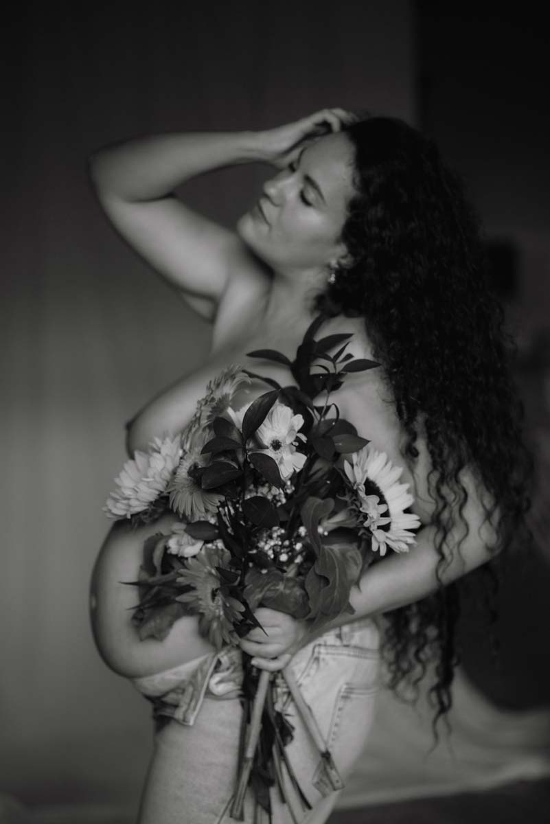 saskia fotografía, fotografo en salamanca, fotografía de familias, sesion de fotos de embarazo con flores en blanco y negro