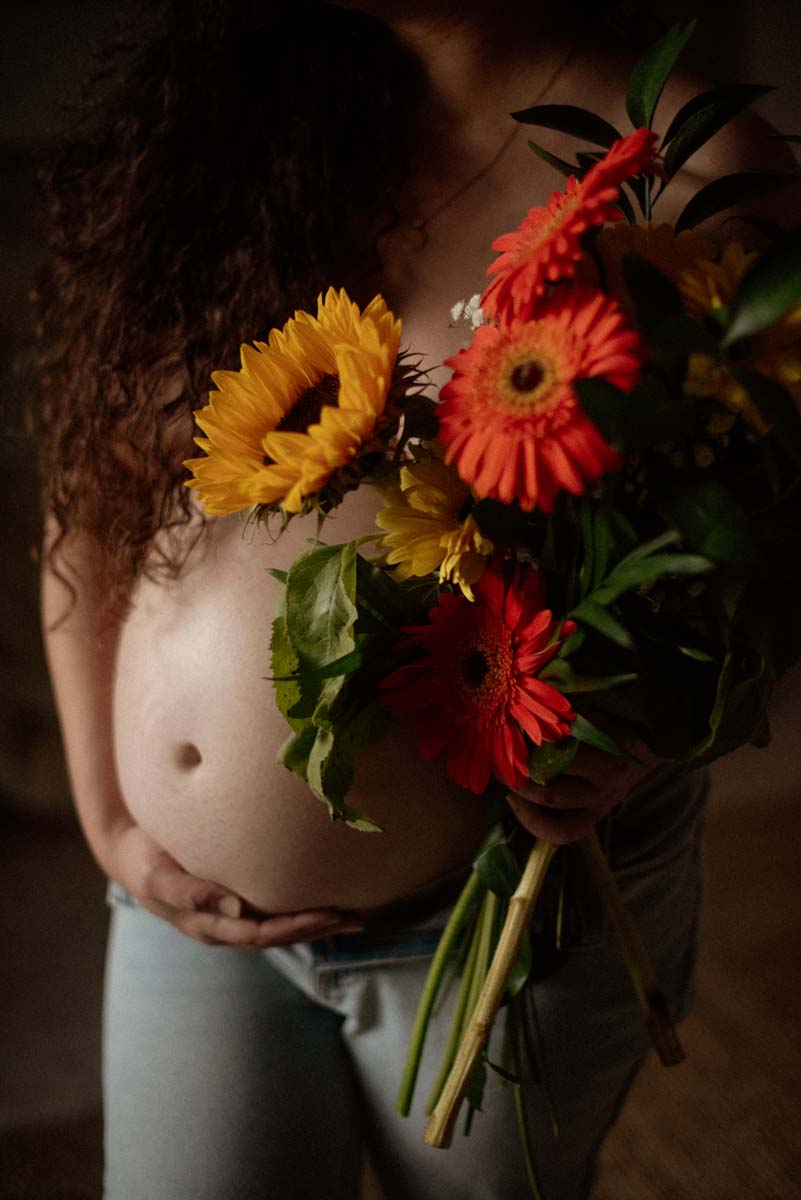 saskia fotografía, fotografo en salamanca, fotografía de familias, sesion de fotos de embarazo con flores