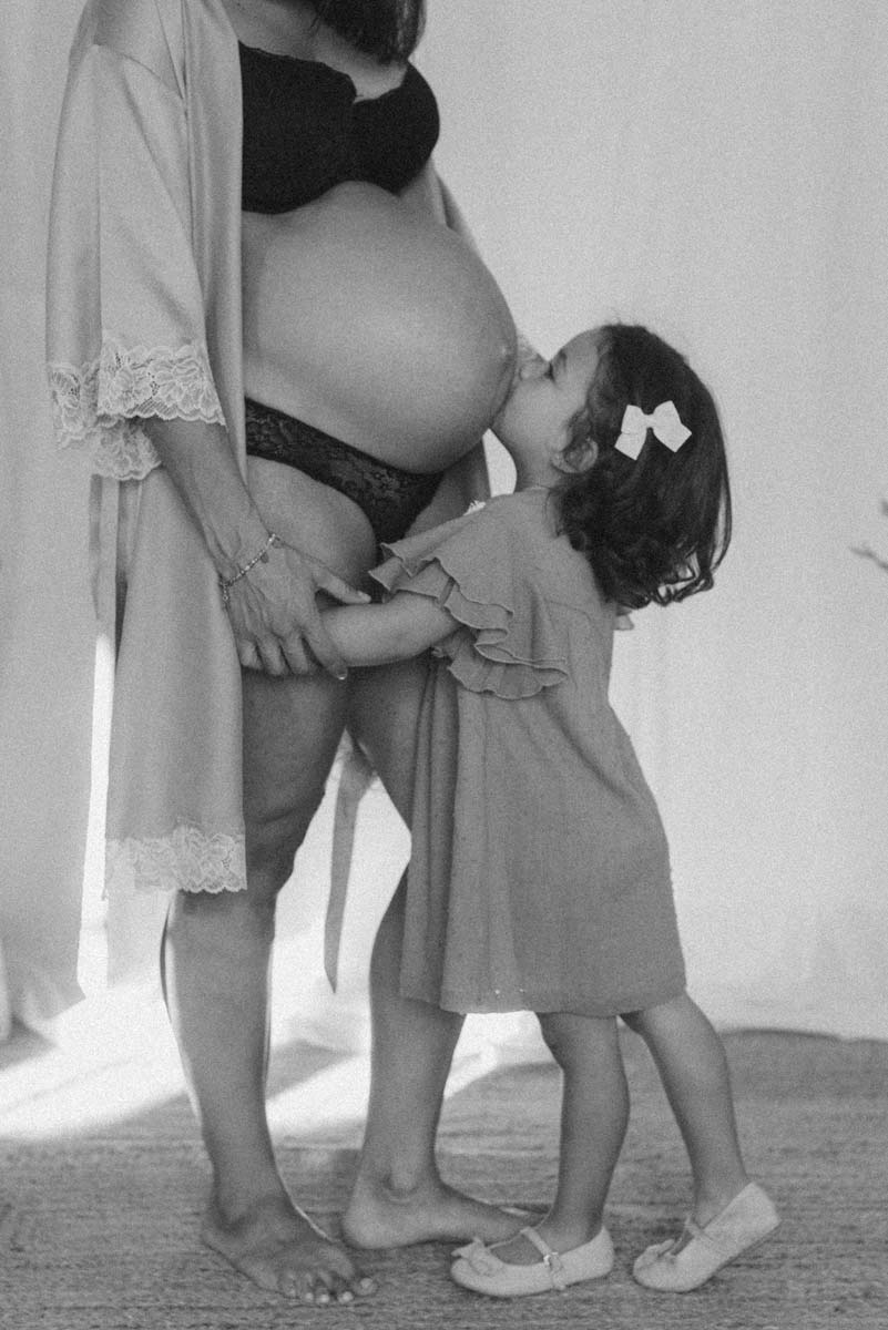 saskia fotografía, fotografo en salamanca, fotografía de familias, sesion de fotos de embarazo con hermana