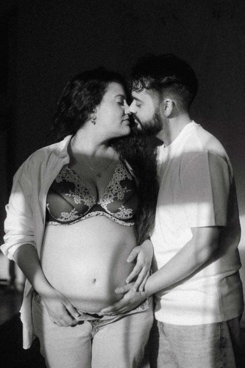 saskia fotografía, fotografo en salamanca, fotografía de familias, sesion de fotos de embarazo en pareja, beso