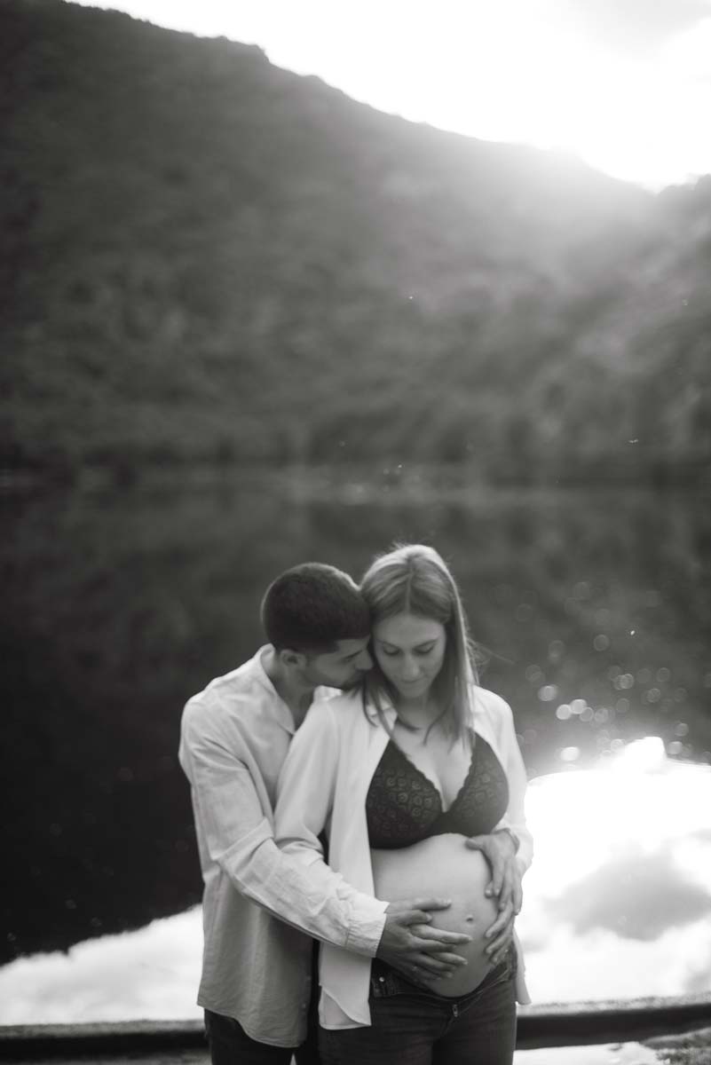 saskia fotografía, fotografo en salamanca, fotografía de familias, sesion de fotos de embarazo en pareja, foto en blanco y negro en el lago