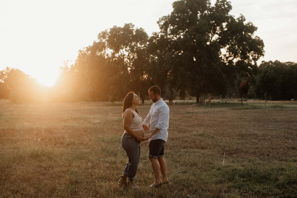saskia fotografía, fotografo en salamanca, fotografía de familias, sesion de fotos de embarazo en pareja, foto en el campo con sol