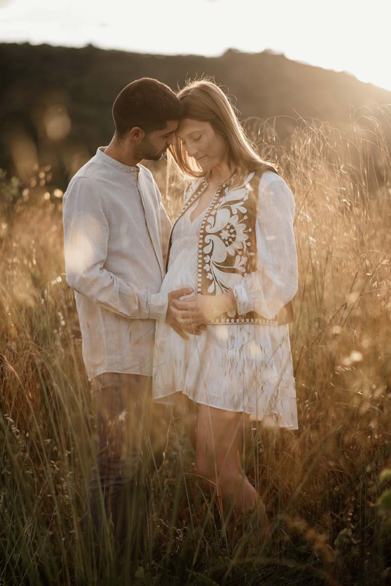 saskia fotografía, fotografo en salamanca, fotografía de familias, sesion de fotos de embarazo en pareja en el campo