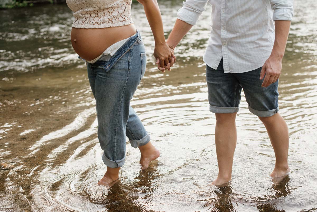 saskia fotografía, fotografo en salamanca, fotografía de familias, sesion de fotos de embarazo en pareja, foto en el lago