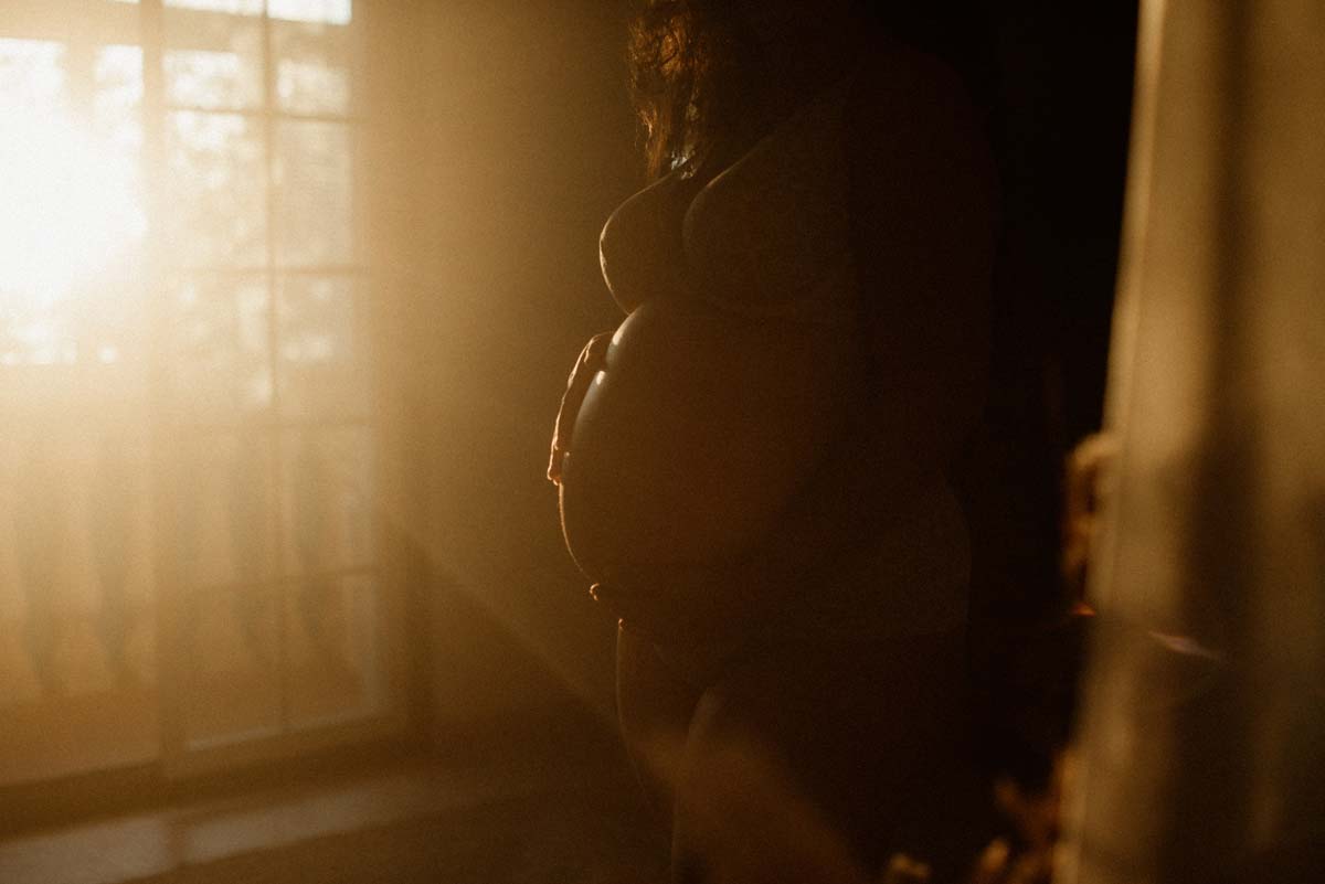 saskia fotografía, fotografo en salamanca, fotografía de familias, sesion de fotos de embarazo, luz desde la ventana