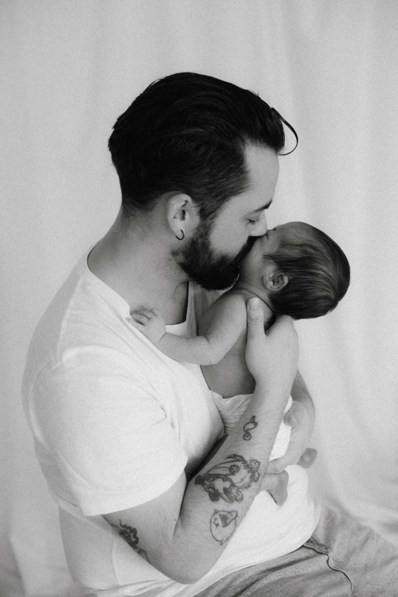 saskia fotografía, fotografo en salamanca, fotografia en familia, sesion de fotos de recien nacido con papa en blanco y negro