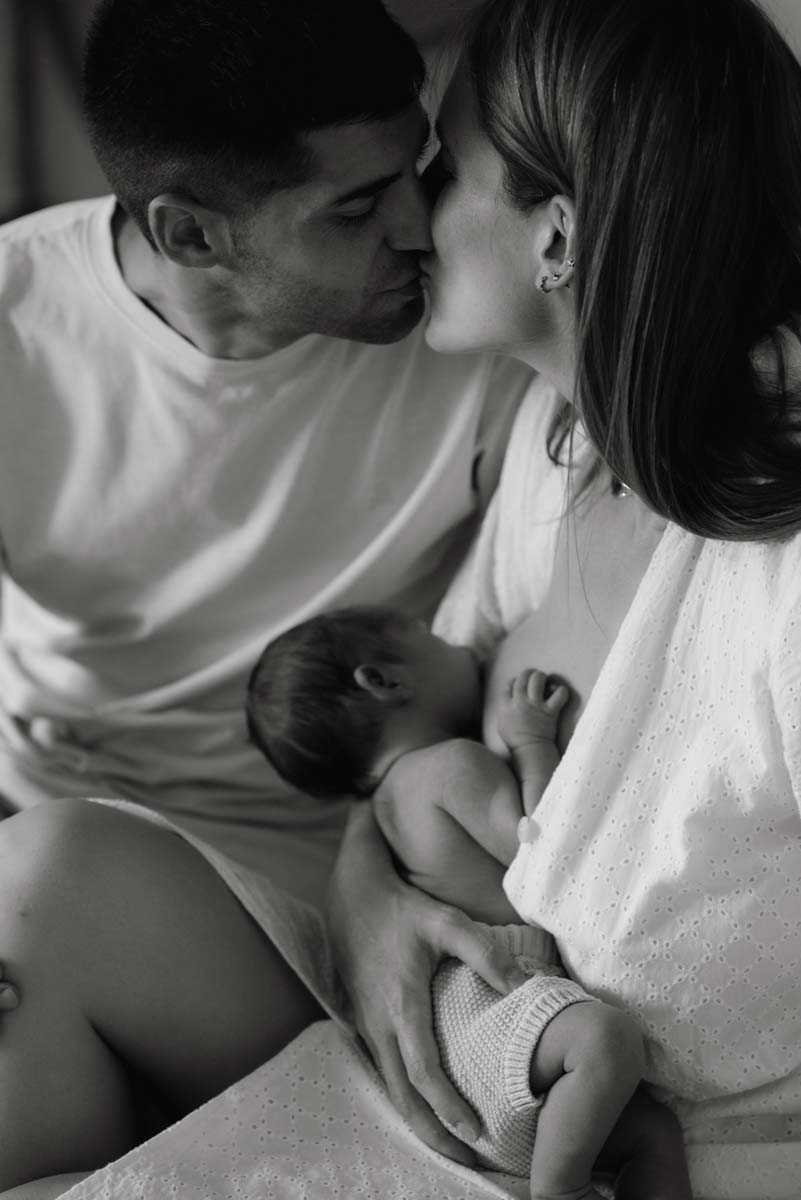 saskia fotografía, fotografo en salamanca, fotografia en familia, sesion de fotos de recien nacido, en pareja amamantando