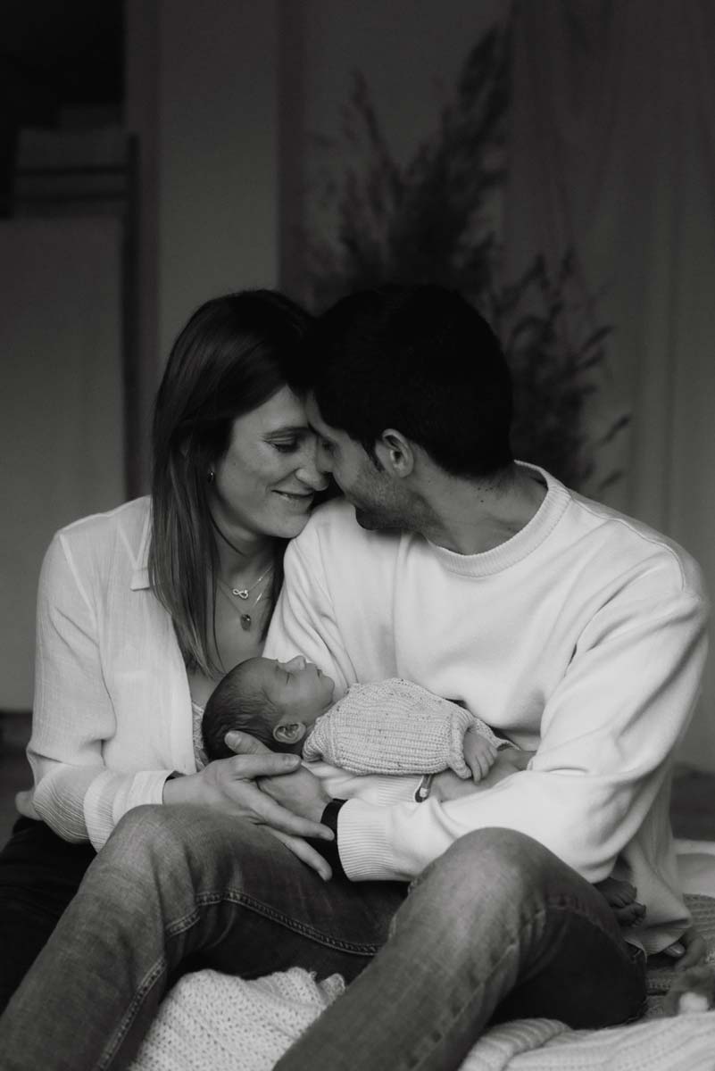 saskia fotografía, fotografo en salamanca, fotografia en familia, sesion de fotos de recien nacido en pareja en blanco y negro