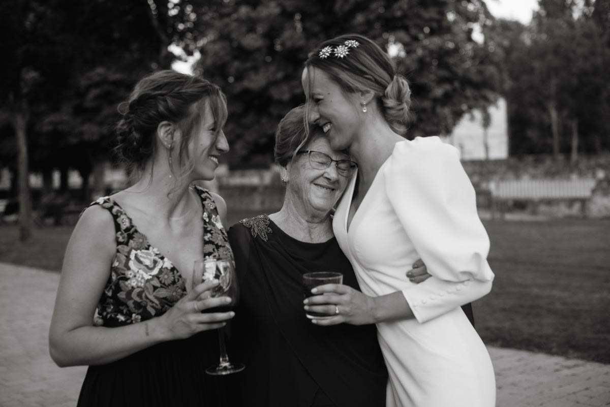 saskia fotografía, fotografo en salamanca, fotografo de bodas en salamanca, novia con mama en blanco y negro