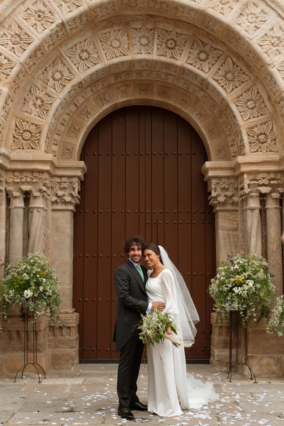 saskia fotografía, fotografo en salamanca, fotografo de bodas en salamanca, novios en la puerta de la iglesia