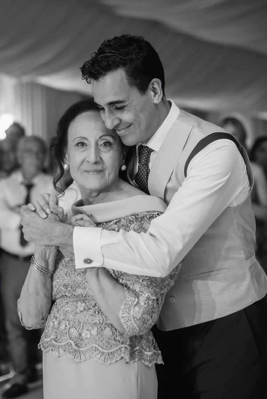 saskia fotografía, fotografo en salamanca, fotografo de bodas en salamanca, novio con mama en blanco y negro