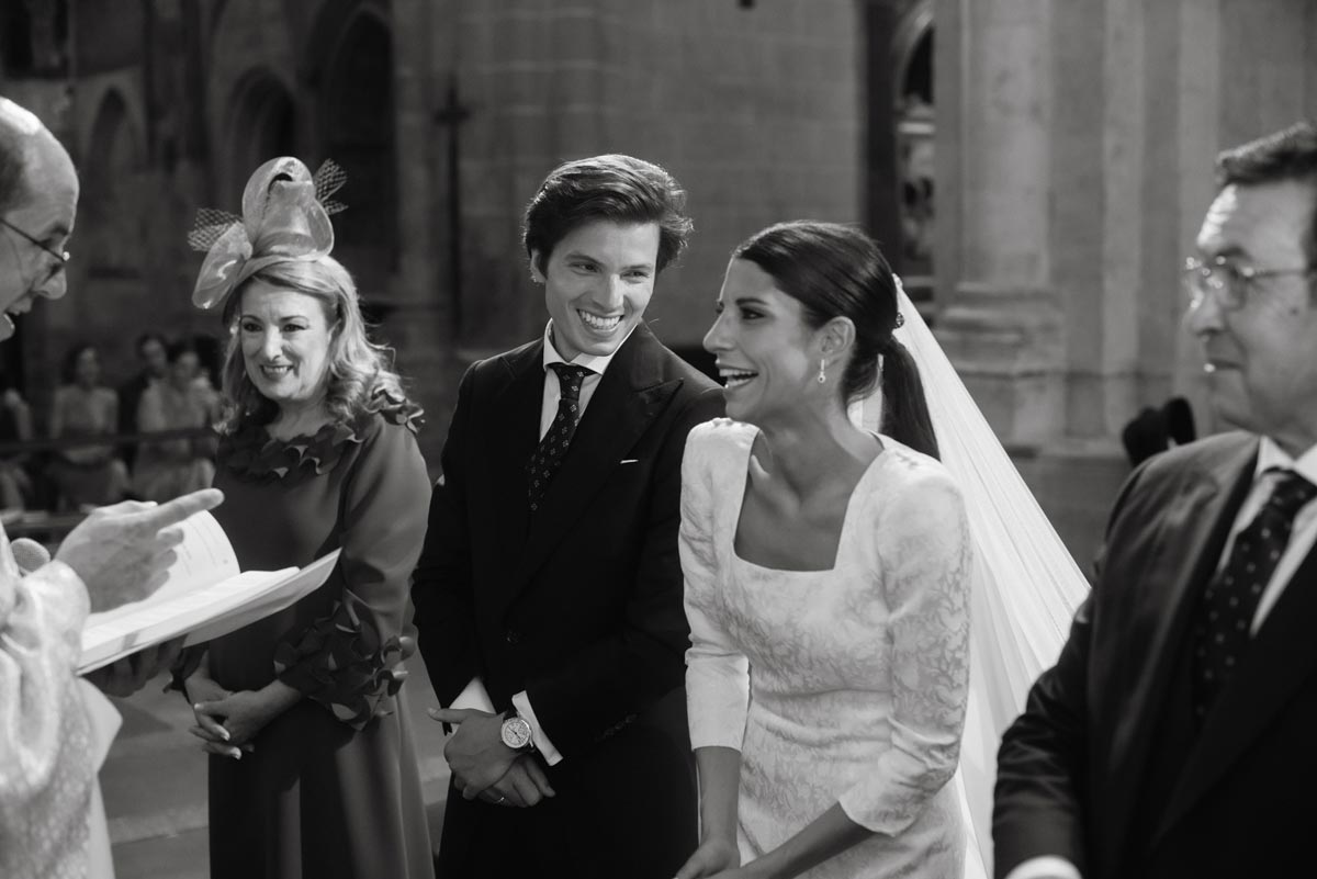 saskia fotografía, fotografo en salamanca, fotografo de bodas en salamanca, novios en iglesia en blanco y negro