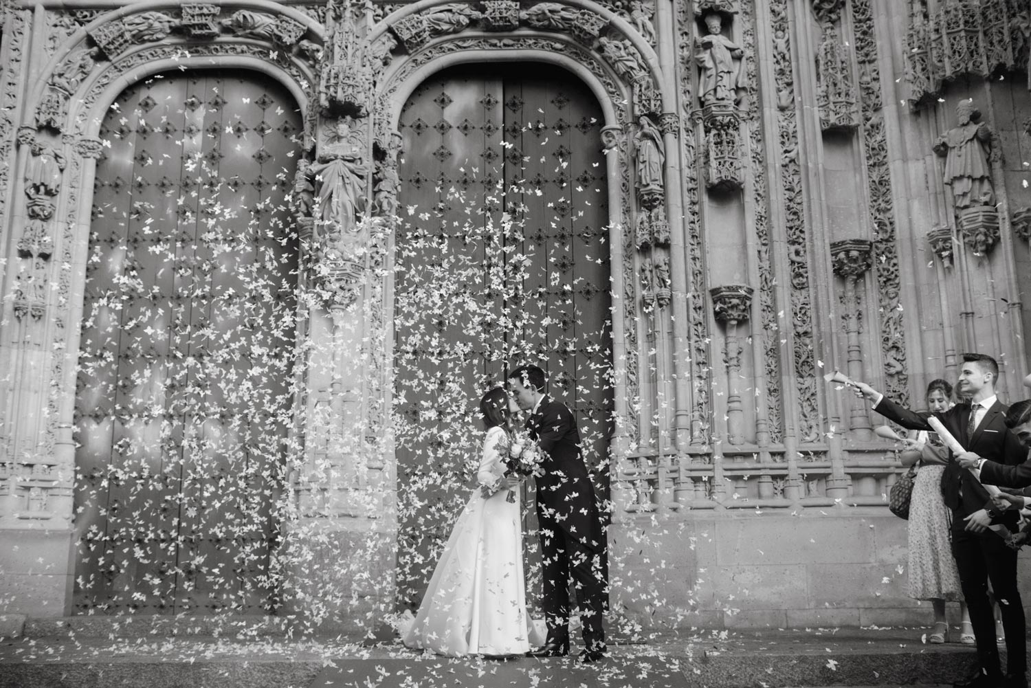 saskia fotografía, fotografo en salamanca, fotografo de bodas en salamanca, novios-en-la salida de la iglesia