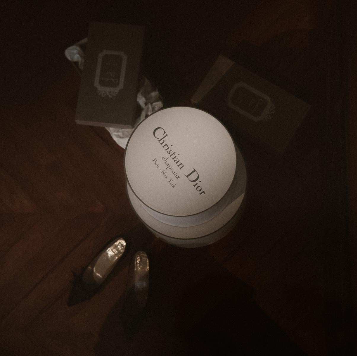 saskia fotografía, fotografo en salamanca, fotografo de bodas en salamanca, zapatos dela novia y caja dior