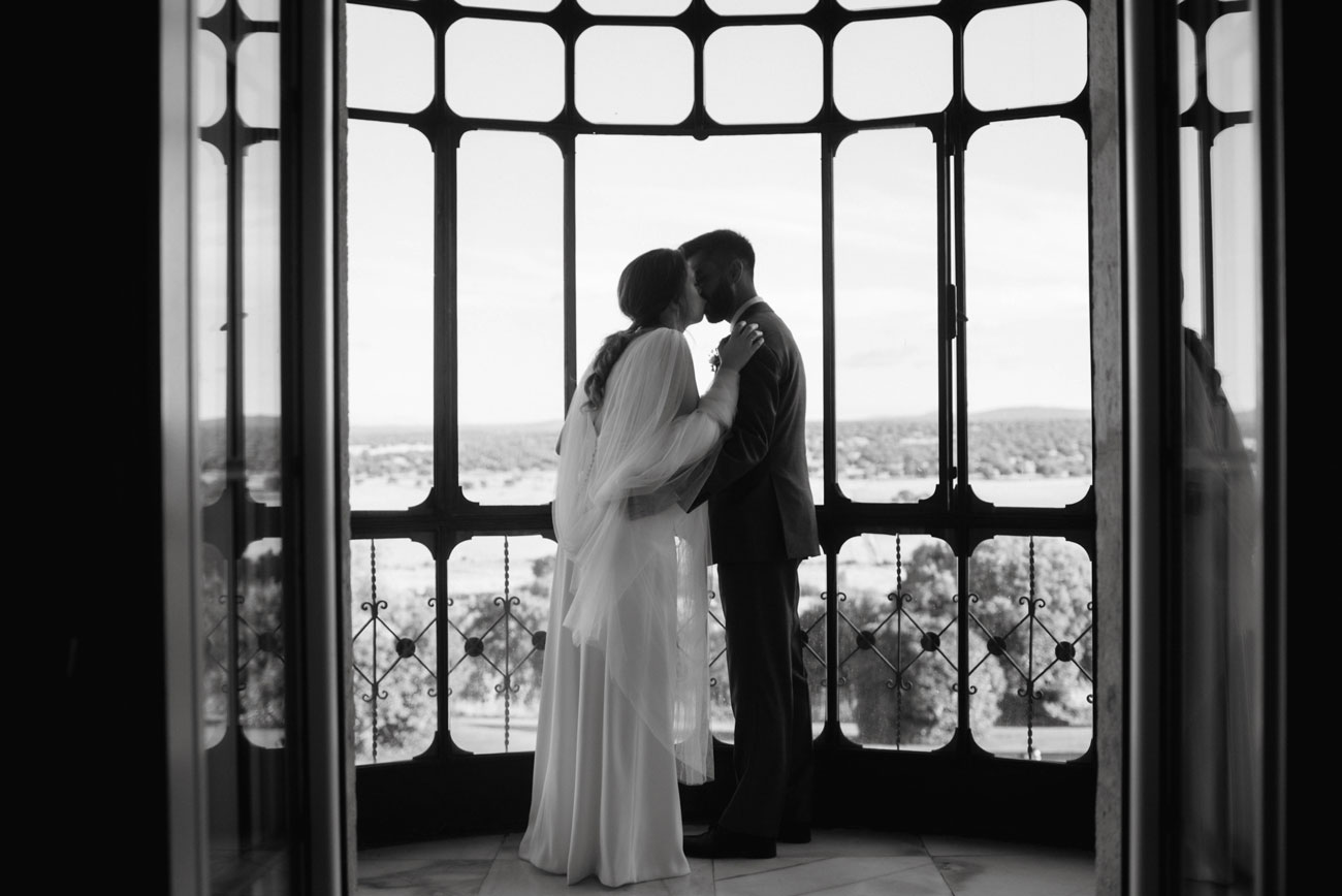 saskia fotografía, fotografo en salamanca, fotografo de bodas en salamanca, beso delante la ventana